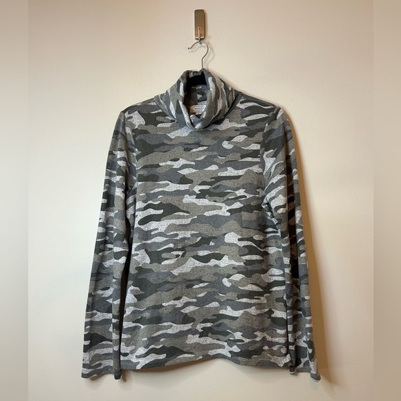 Mudpie Women’s Gray Camo Turtleneck Sweater Size L - Picture 1 of 6
